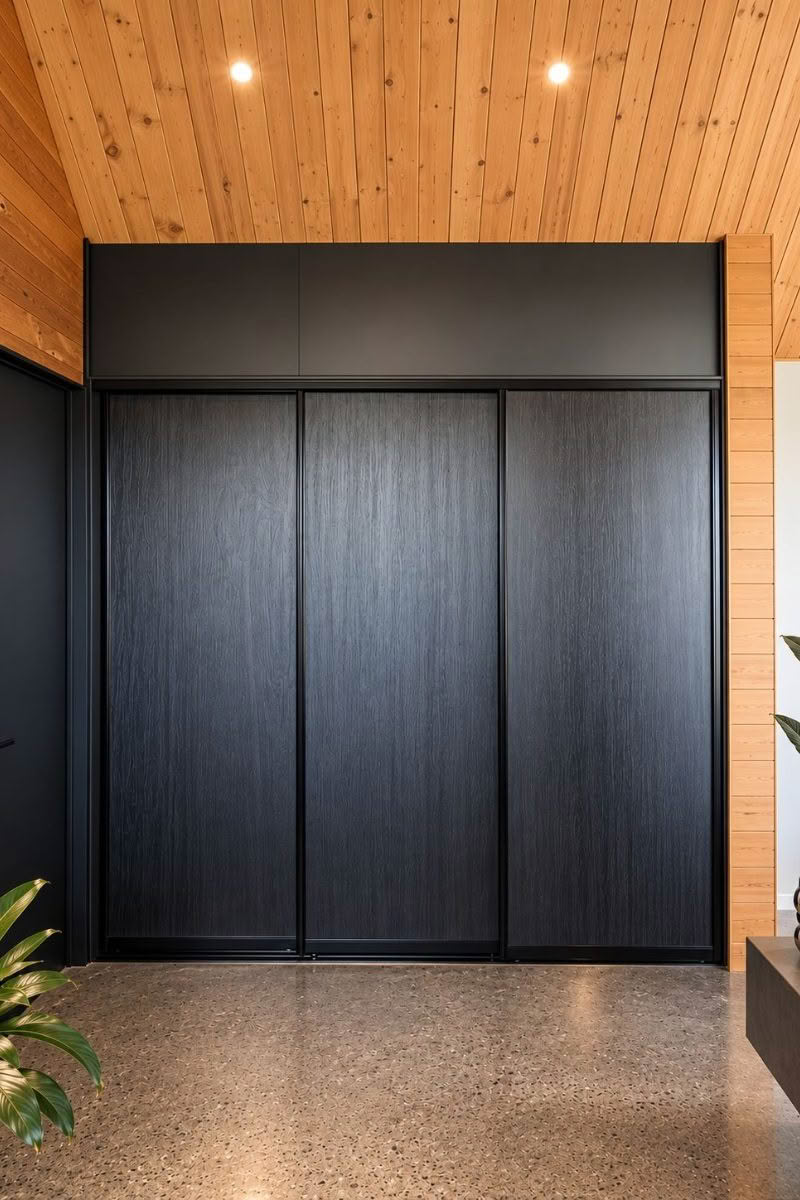 Silent Triple Black 1200x800